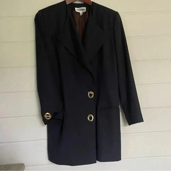 Vintage Italian Black Elongated Blazer with Gold tone Clasps Size 8(M) - Picture 10 of 11